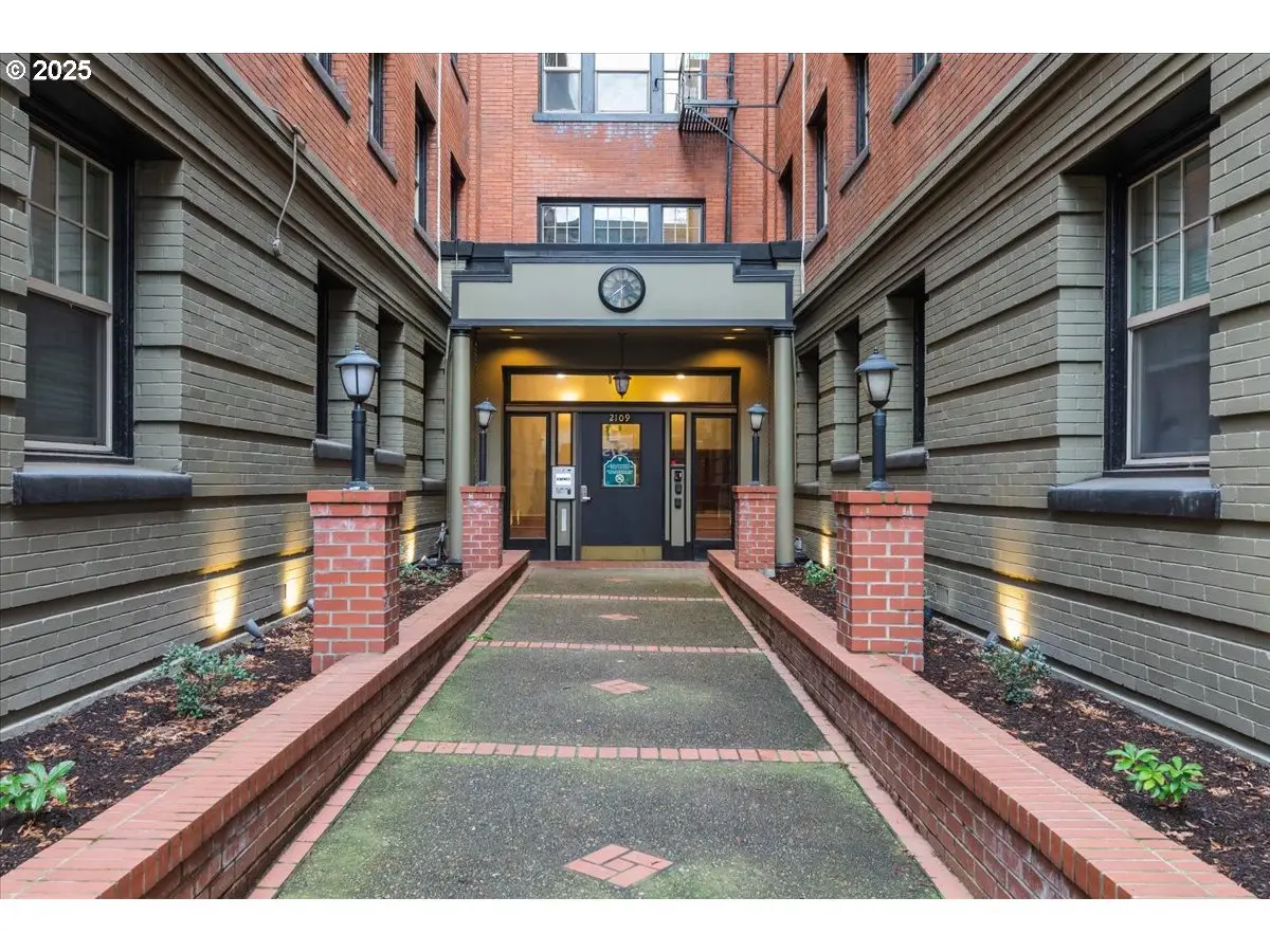 2109 NW Irving St #208, Portland, OR 97210 - #1