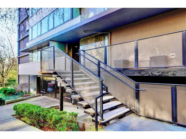 2020 SW Main St #402, Portland, OR 97205