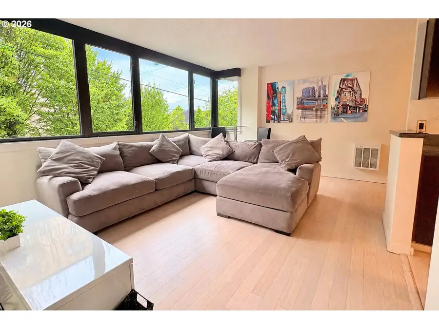 2020 SW Main St #402, Portland, OR 97205 - #3