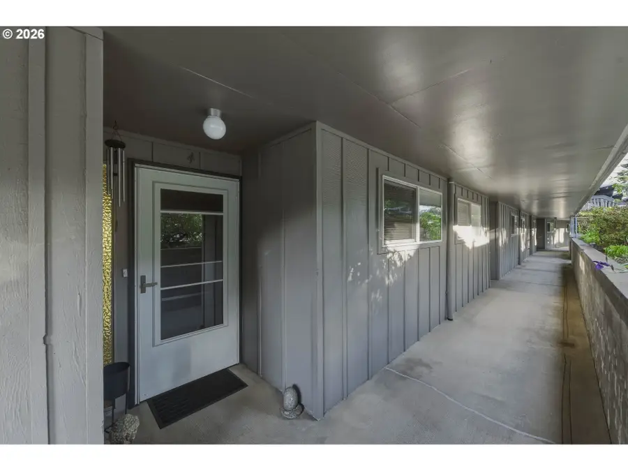 290 N 3rd Ct #4, Coos Bay, OR 97420 - #2