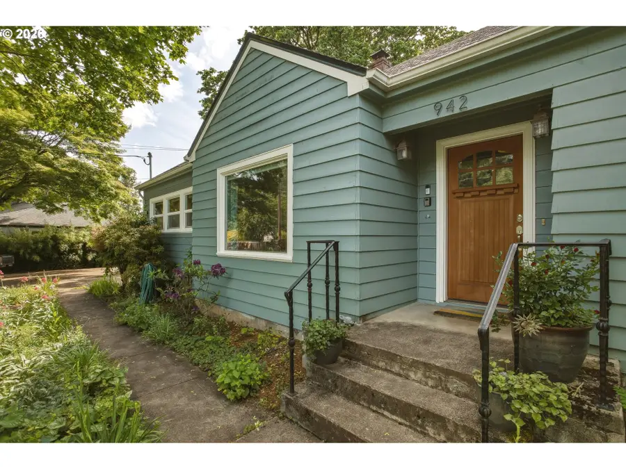 942 Fairway Dr, Eugene, OR 97404 - #3
