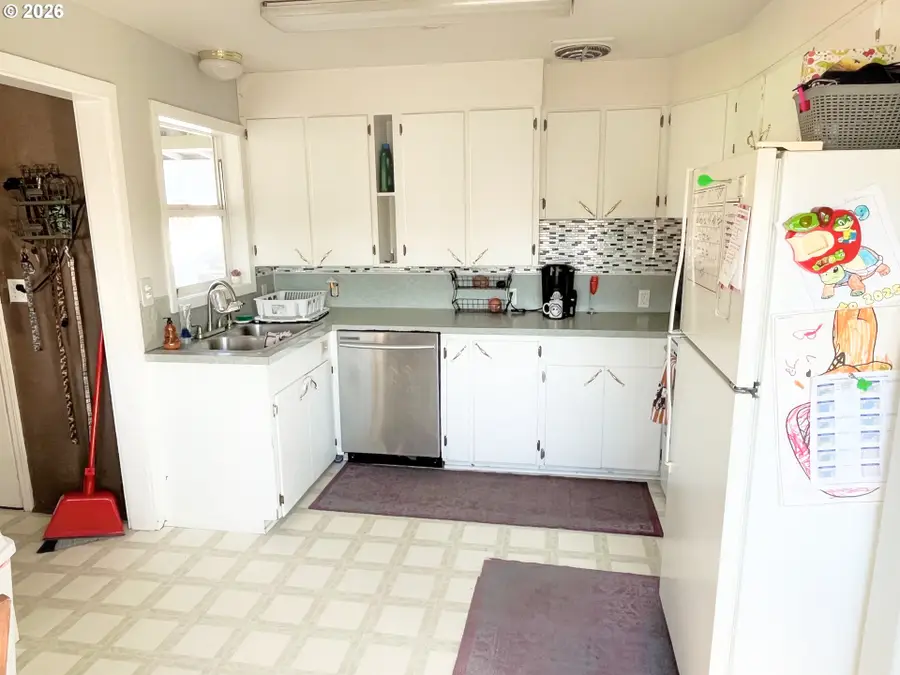 124 NE West Ave, Roseburg, OR 97470 - #3