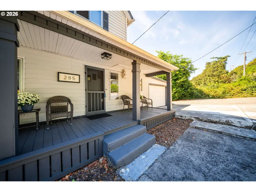 285 N 2nd St, Kalama, WA 98625 - #3