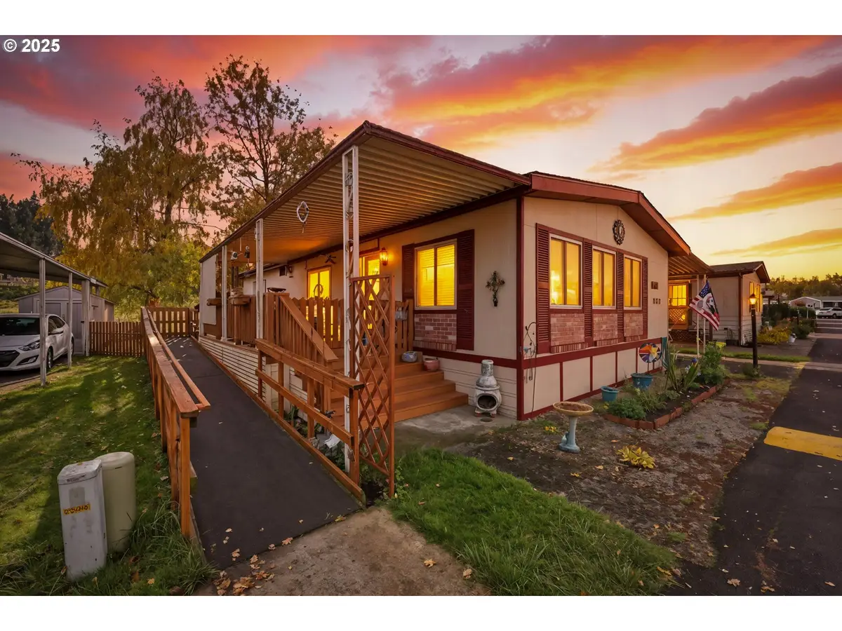 2376 Kingfisher Ln, Kelso, WA 98626 - Image #1