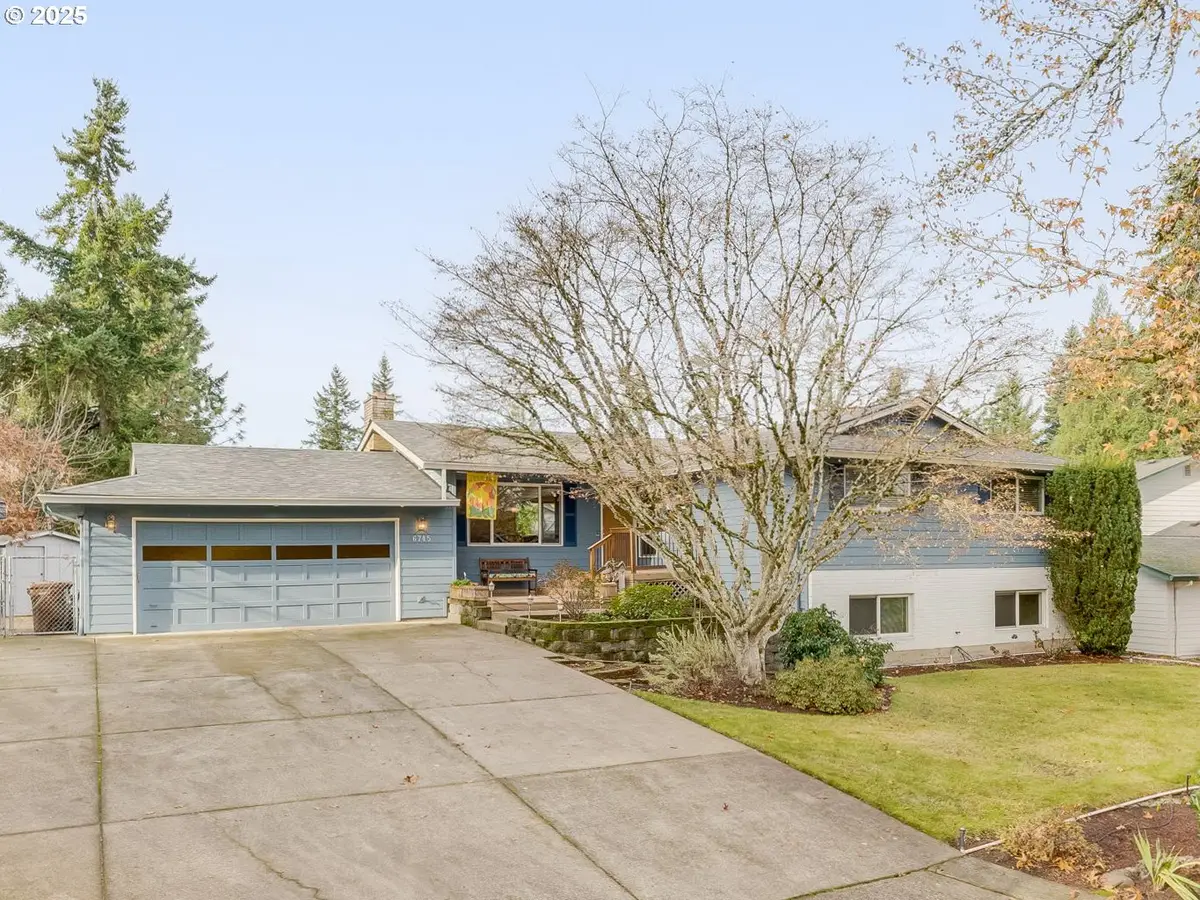 6745 Londonderry Ln, Gladstone, OR 97027 - Image #1