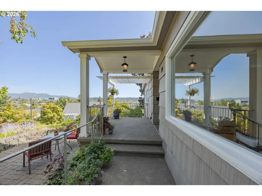 70 Grand View Dr, Eugene, OR 97405 - #2