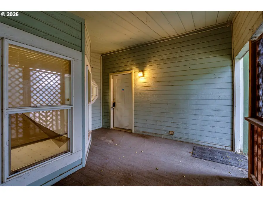 310 E 10th Pl, Junction City, OR 97448 - #3