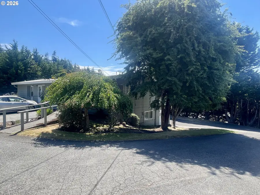 2645 N 16th Ct, Coos Bay, OR 97420 - #3