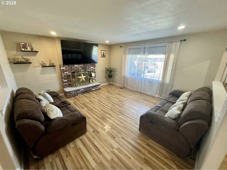 825 W Division Ave, Hermiston, OR 97838 - #3