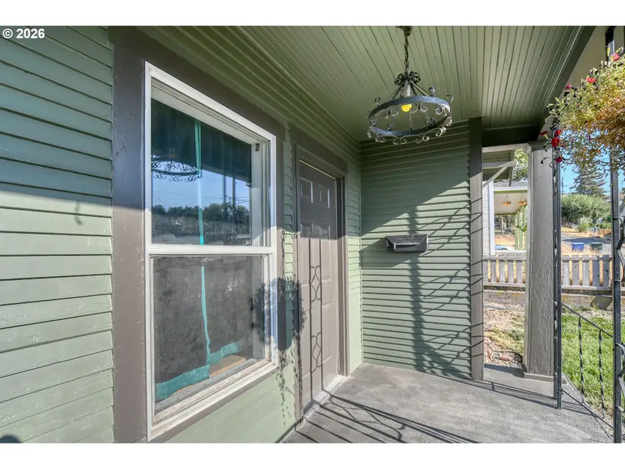 724 SW 3rd St, Pendleton, OR 97801 - #3