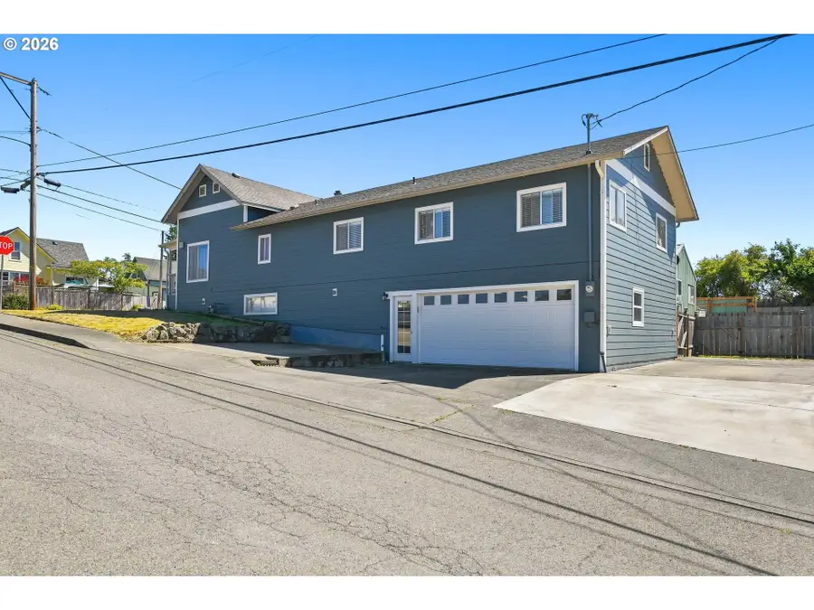 587 N Baxter St, Coquille, OR 97423 - #2