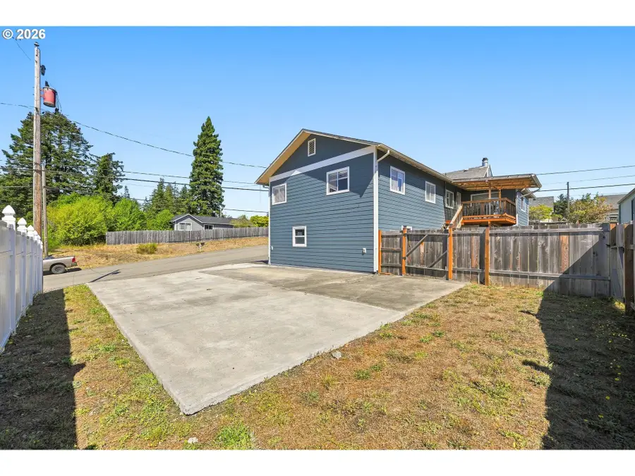 587 N Baxter St, Coquille, OR 97423 - #3