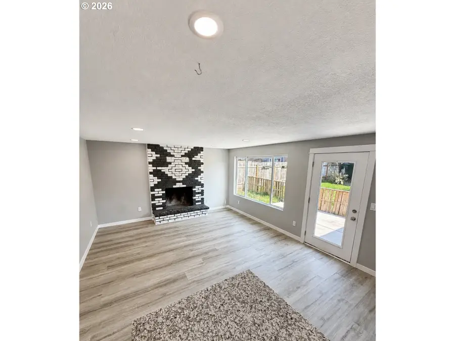975 Evergreen Dr, Creswell, OR 97426 - #3