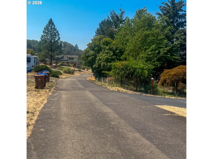 411 Wood Crest Dr, Tri City, OR 97457 - #3