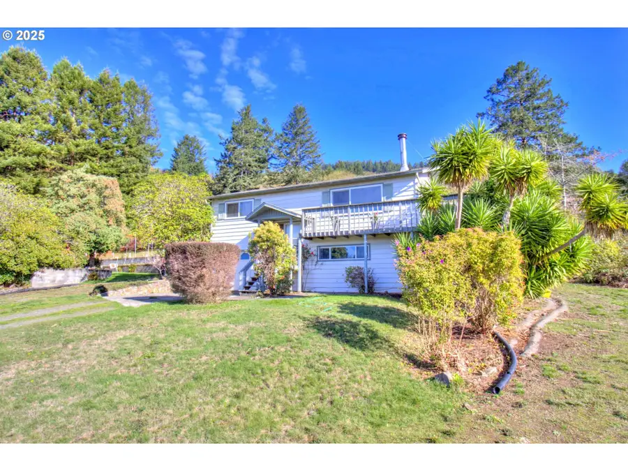 16493 Lovell Ln, Brookings, OR 97415 - Image #2