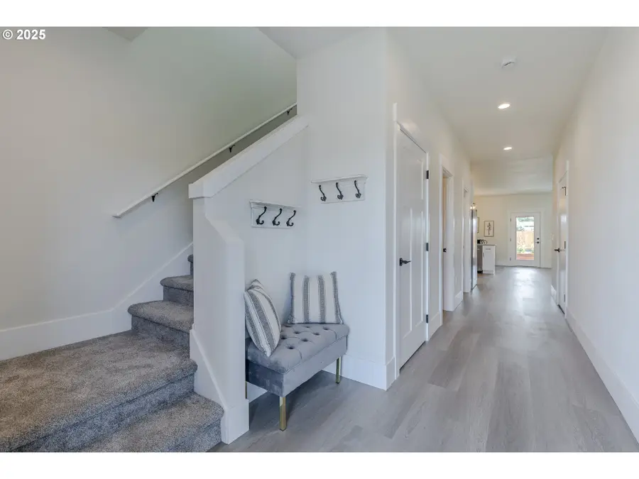 729 Periander Way, Harrisburg, OR 97446 - Image #2