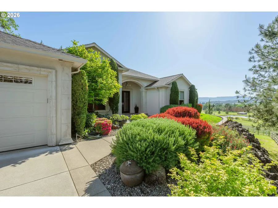 585 Pegasus Ln, Roseburg, OR 97471 - #3