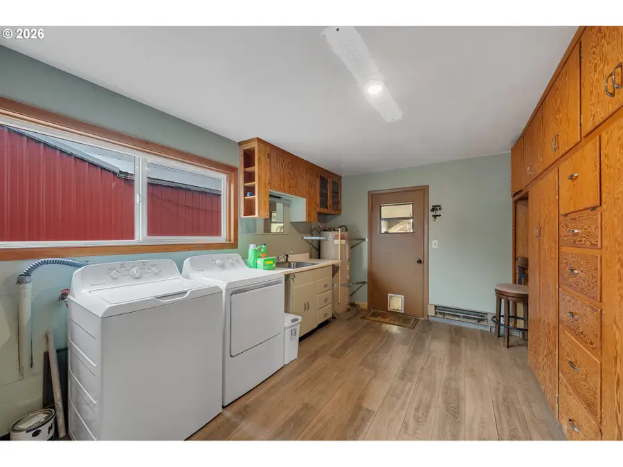 411 Park Ave, Tillamook, OR 97141 - #2