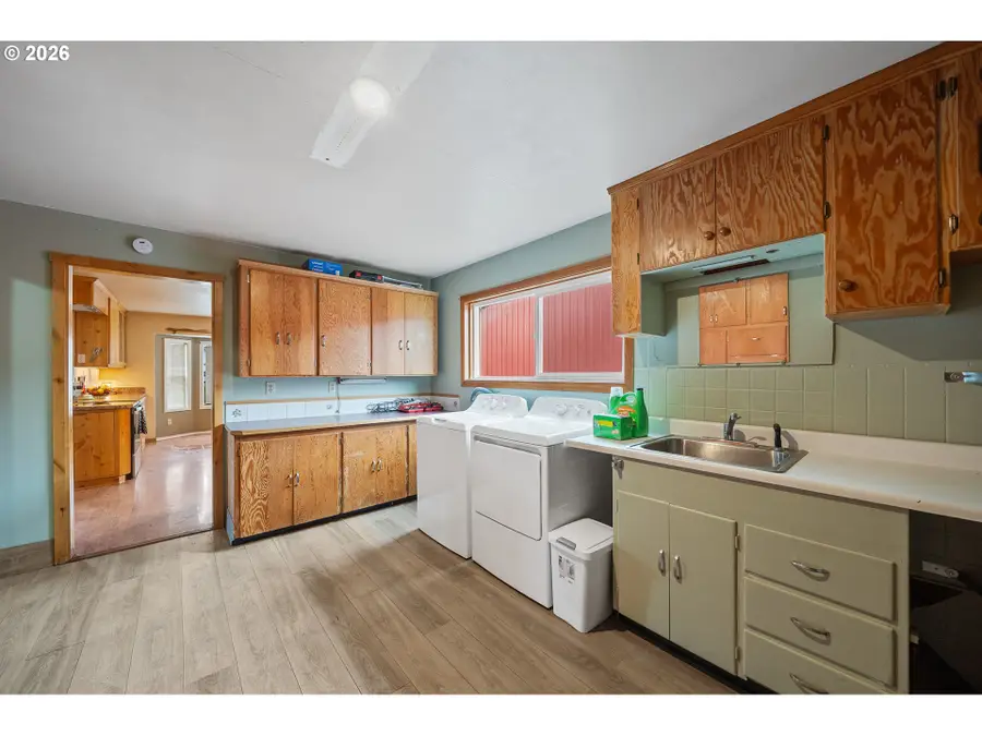 411 Park Ave, Tillamook, OR 97141 - #3