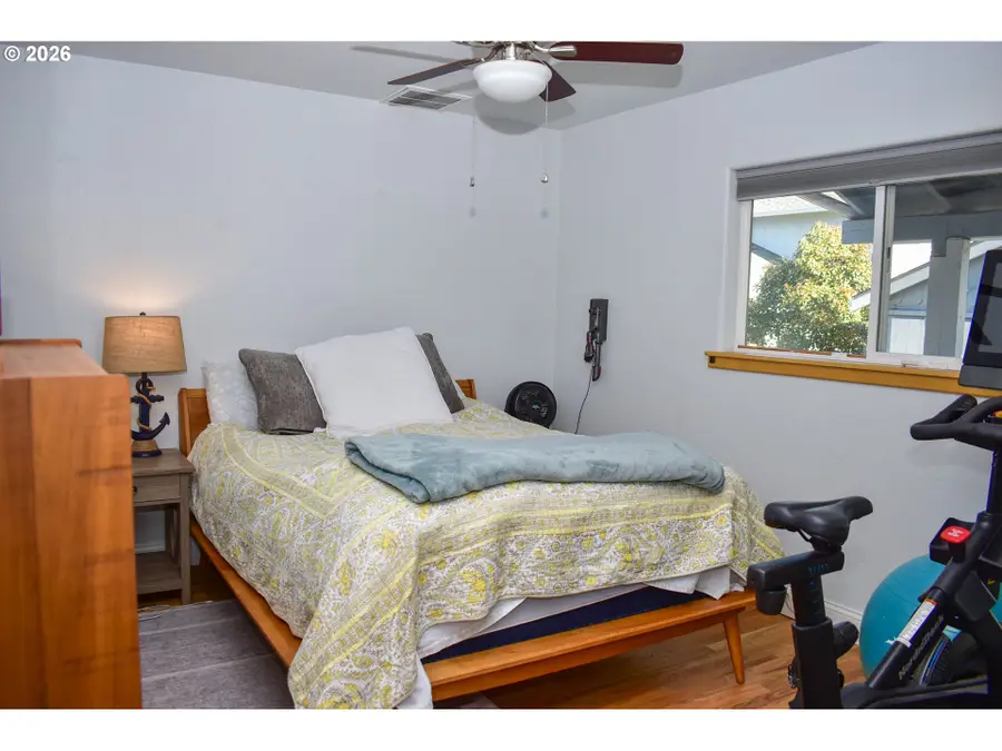 794 N Keene Way Dr, Medford, OR 97504 - #2