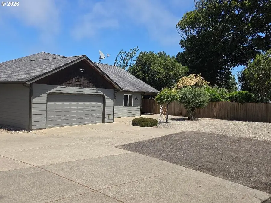 2065 17th St, North Bend, OR 97459 - #3
