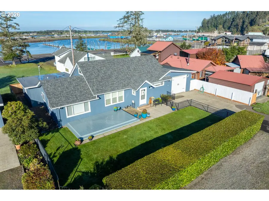 815 Broadway Ave, Winchester Bay, OR 97467 - #2