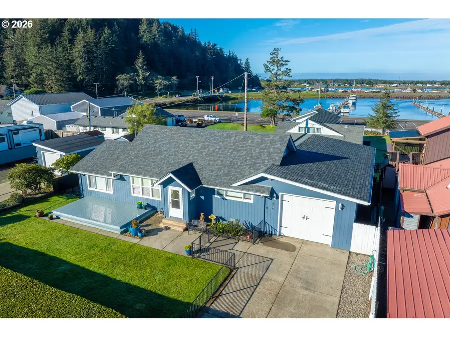 815 Broadway Ave, Winchester Bay, OR 97467 - #3