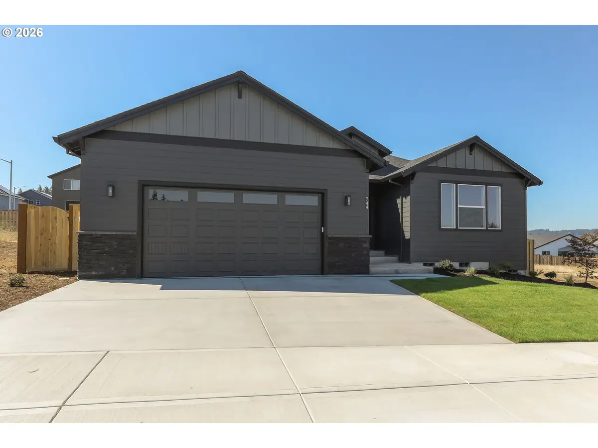 656 NE Trillium Dr, Estacada, OR 97023 - #1
