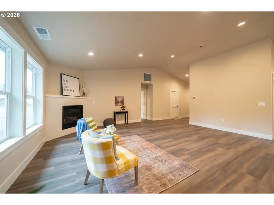 950 6th St, Lyons, OR 97358 - #3