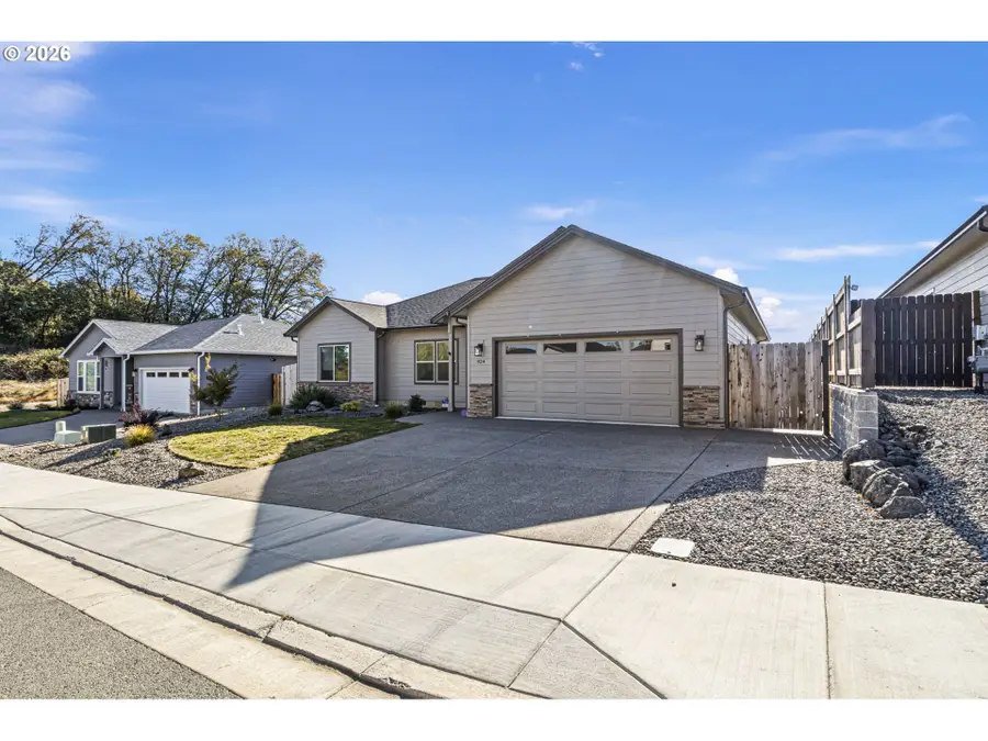 924 Durham Ave, Sutherlin, OR 97479 - #3