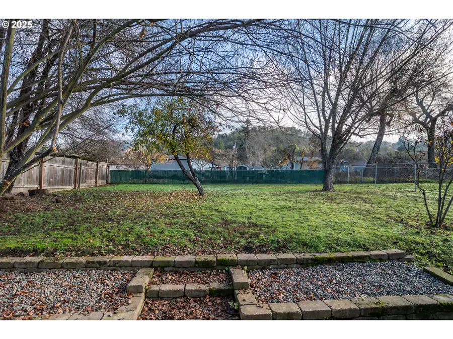 1551 NE Morris St, Roseburg, OR 97470 - Image #3