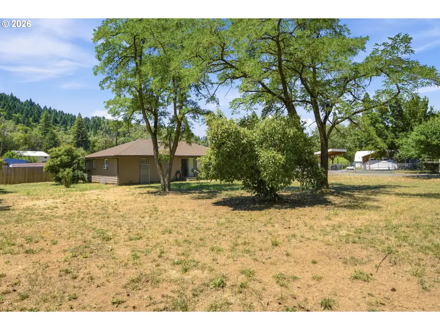 151 Long St, Canyonville, OR 97417 - #3