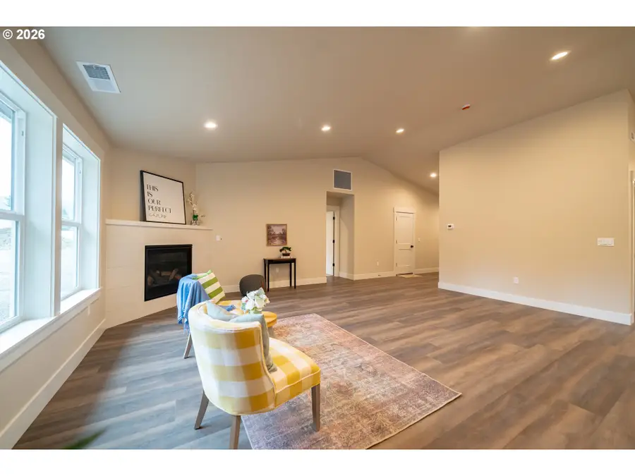 950 6th St, Lyons, OR 97358 - #3