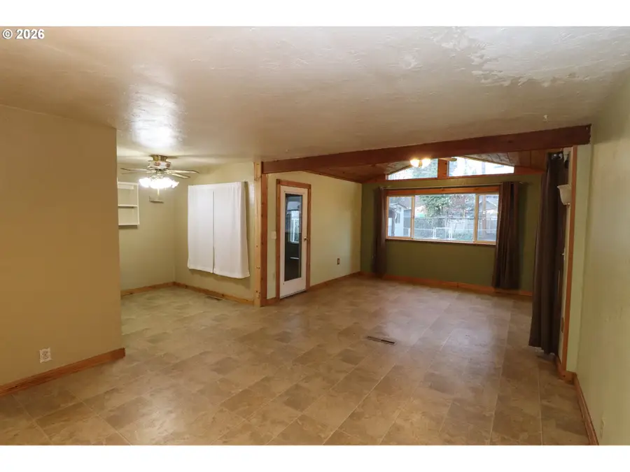 624 Tinamou Ln, Springfield, OR 97477 - Image #3