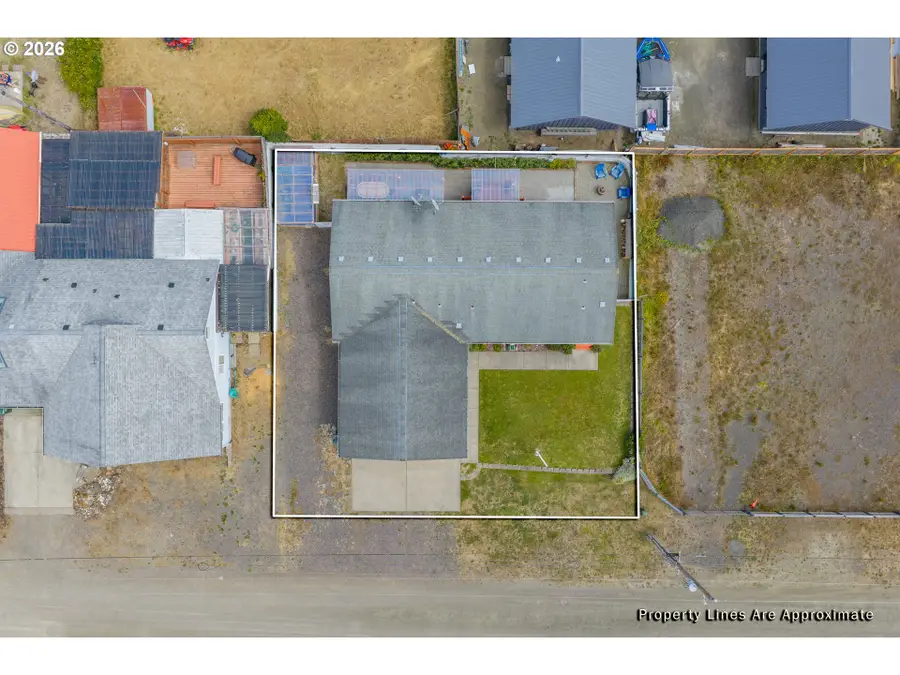 1050 Broadway Ave, Winchester Bay, OR 97467 - #3