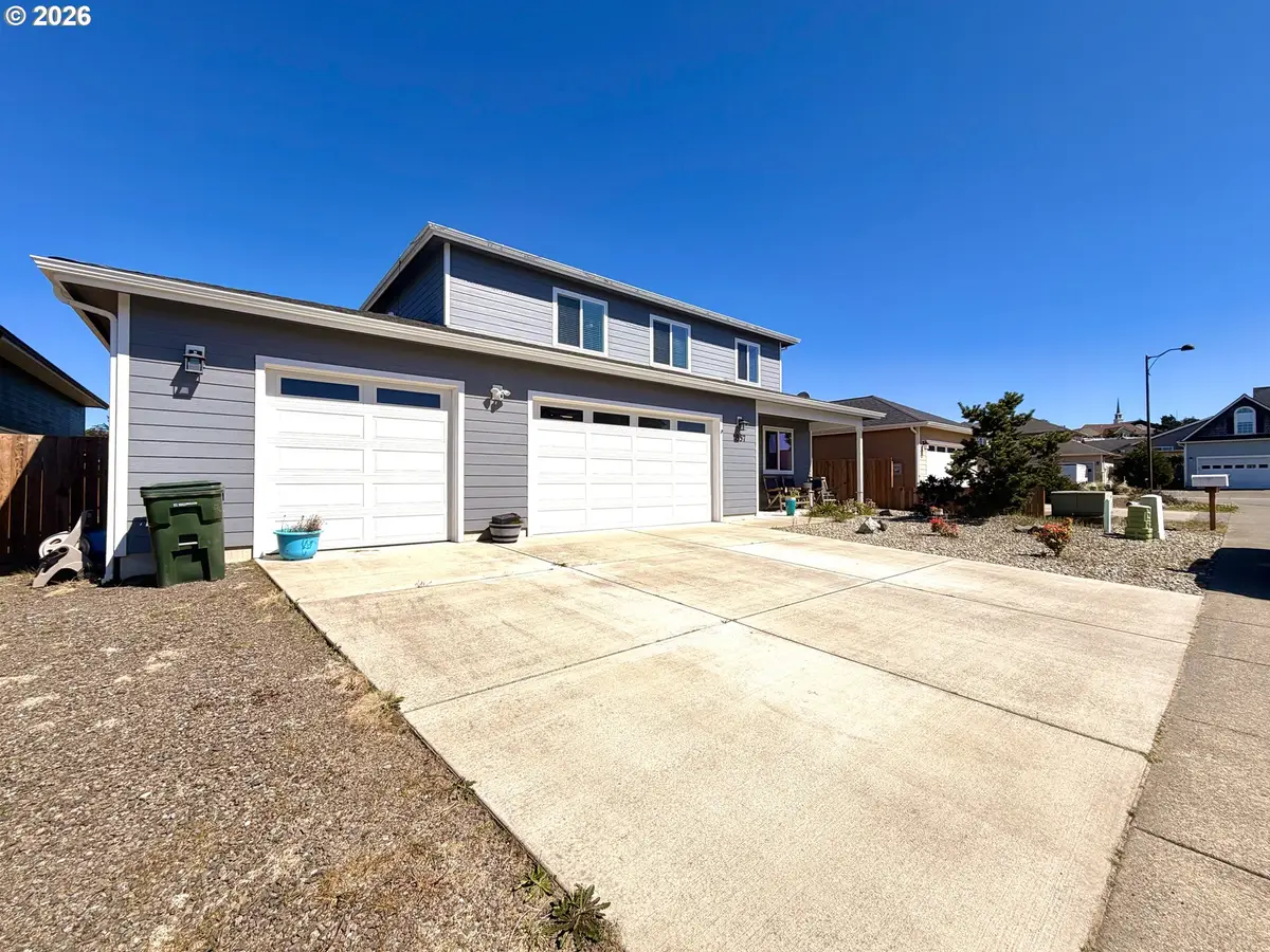 1857 Cabezon Ct, North Bend, OR 97459 - #1
