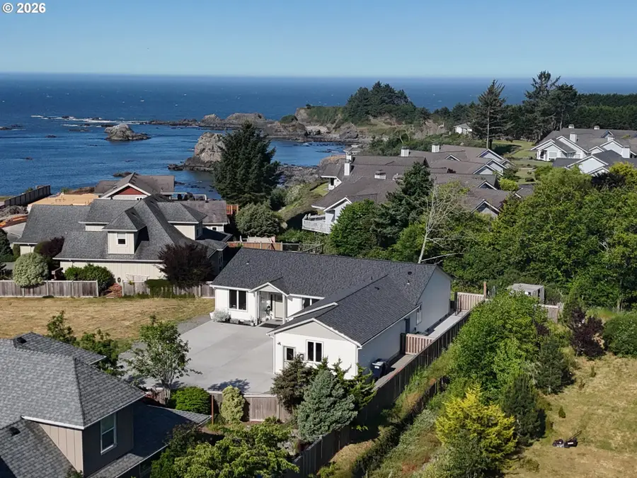 7205 Edge Cliff Dr, Brookings, OR 97415 - #2