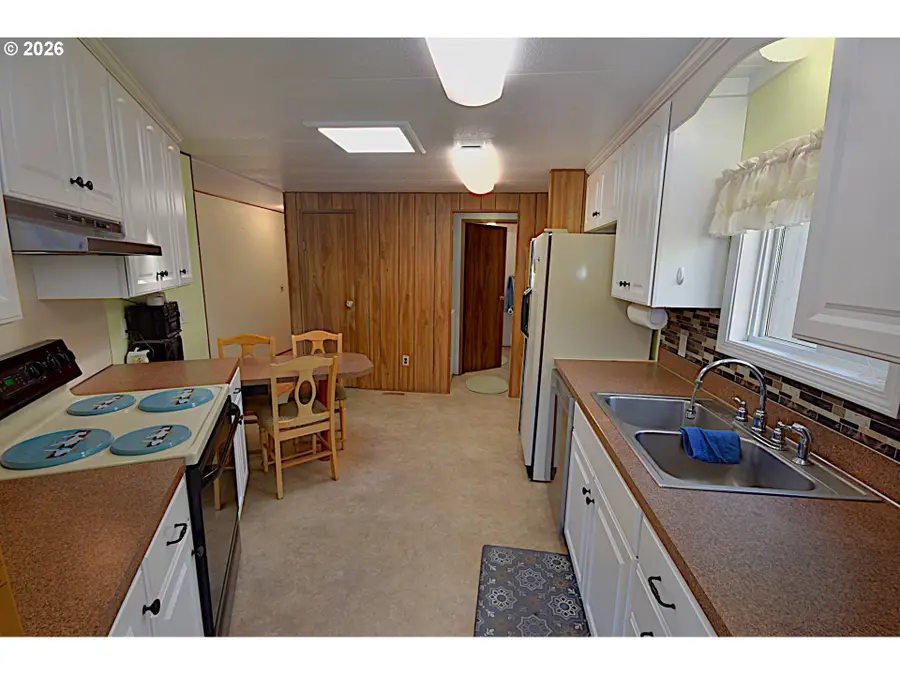 569 S 51st Pl, Springfield, OR 97478 - #3