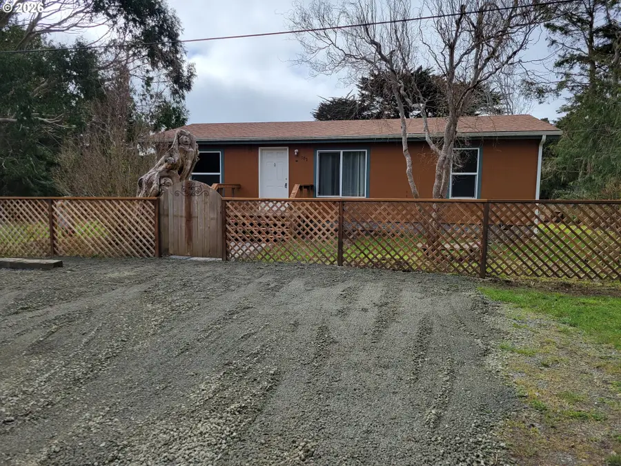 303 13th St Sw, Bandon, OR 97411 - #2