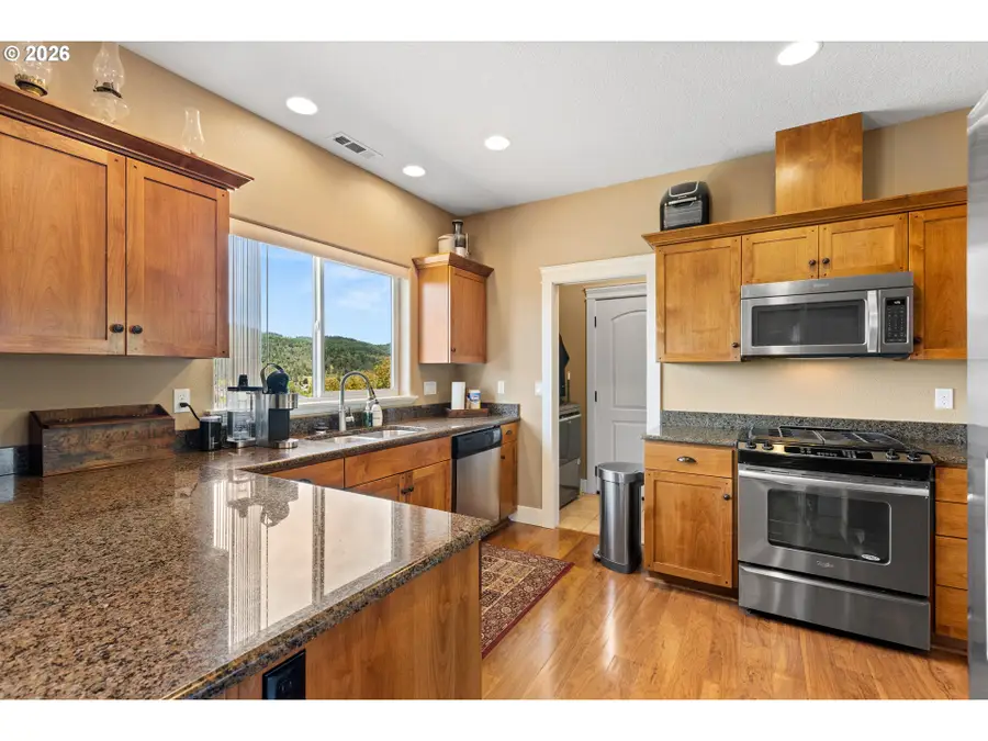 755 Valley Vista St, Sutherlin, OR 97479 - #3
