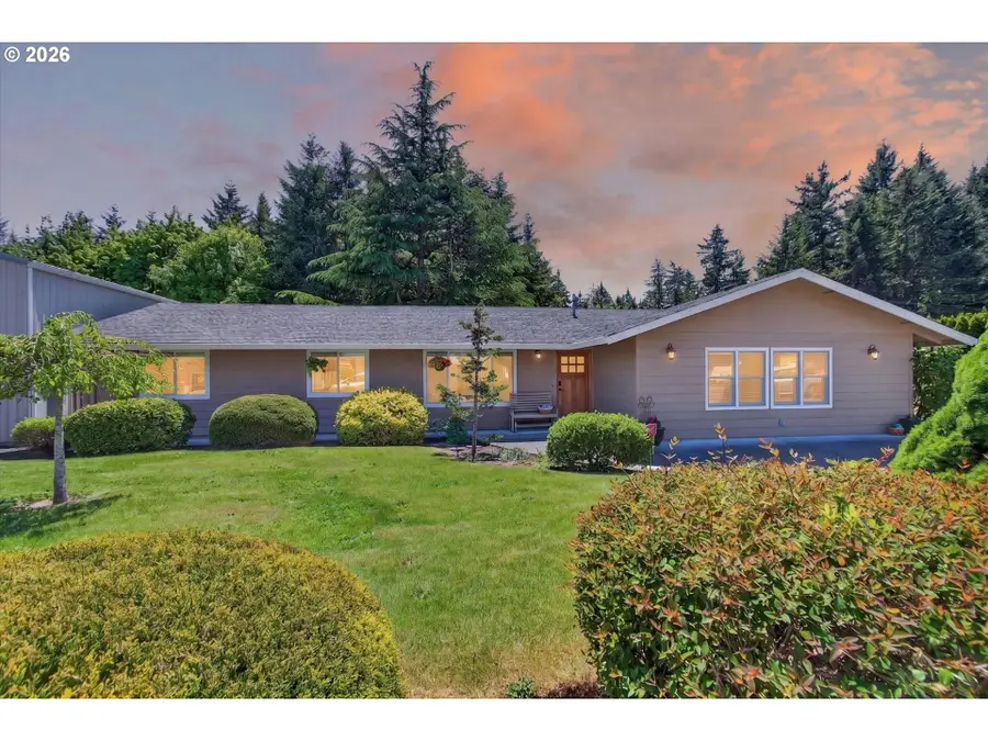 33892 Shamrock Ln, Scappoose, OR 97056 - #2