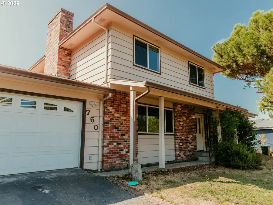 750 W Francis St, Roseburg, OR 97471 - #2
