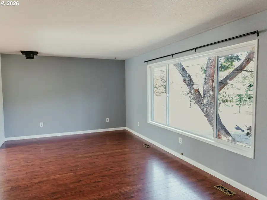 750 W Francis St, Roseburg, OR 97471 - #3