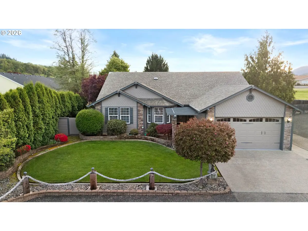 237 Cambridge Dr, Sutherlin, OR 97479 - #1