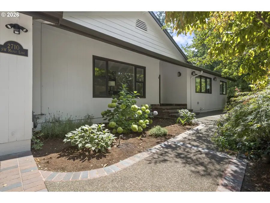 2710 SW Maple Ln, Portland, OR 97225 - #2