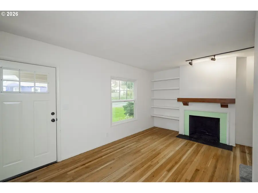 1945 NE Bell Dr, Portland, OR 97220 - #3