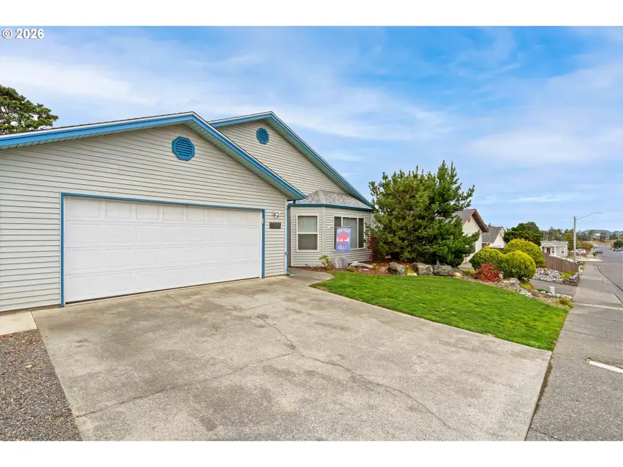 1864 Garfield St, North Bend, OR 97459 - #3