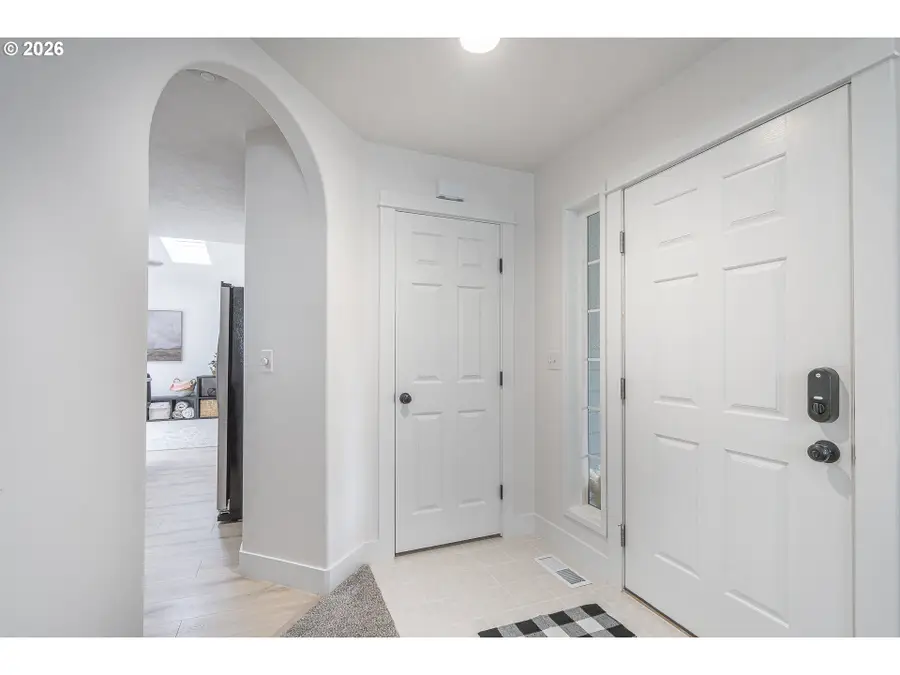 824 E Edgewood Dr, Newberg, OR 97132 - #3