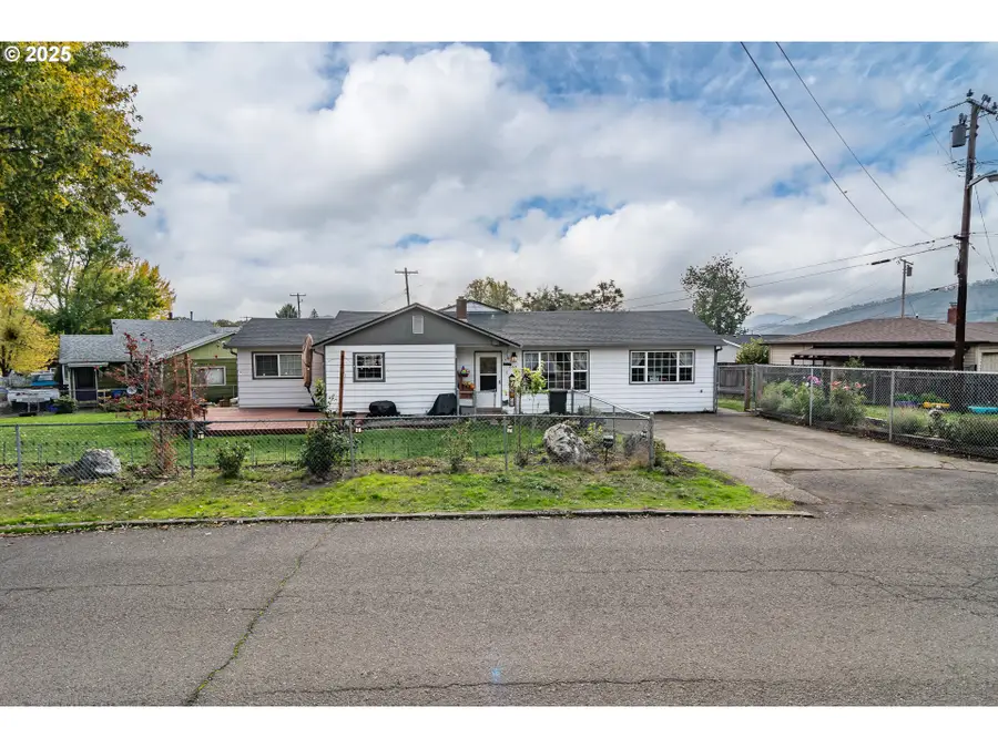 663 NE Knoll Ave, Roseburg, OR 97470 - Image #3