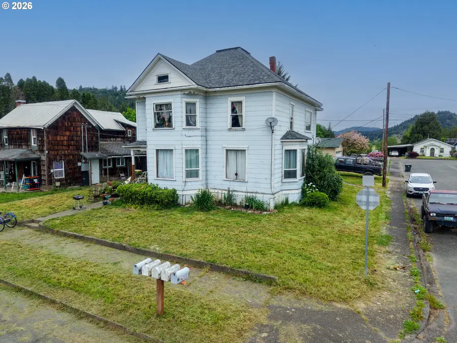 131 Ash St, Myrtle Point, OR 97458 - #3